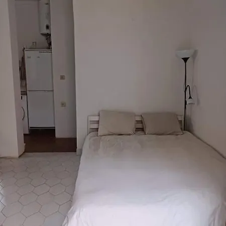 Studio With Lush Green Patio Apartman