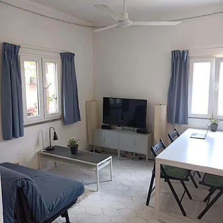Apartman Studio With Lush Green Patio