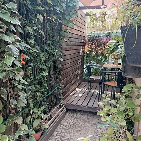Studio With Lush Green Patio Apartman