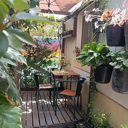 Studio With Lush Green Patio Apartman *